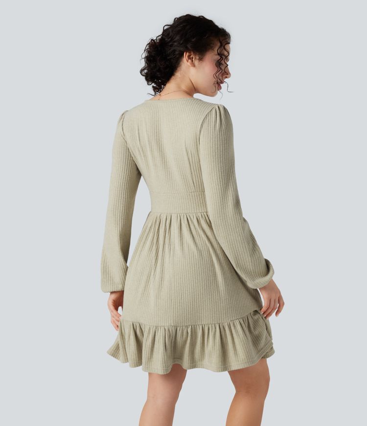 robe courte à col v en maille côtelée et ourlet volanté manches longues