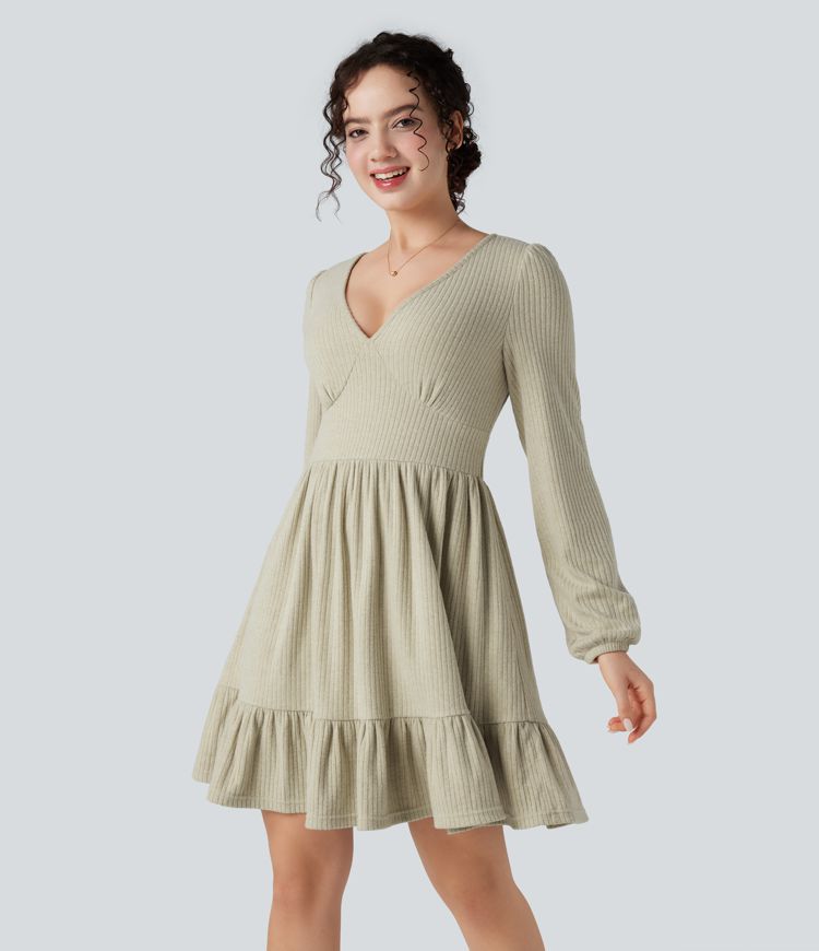 robe courte à col v en maille côtelée et ourlet volanté manches longues