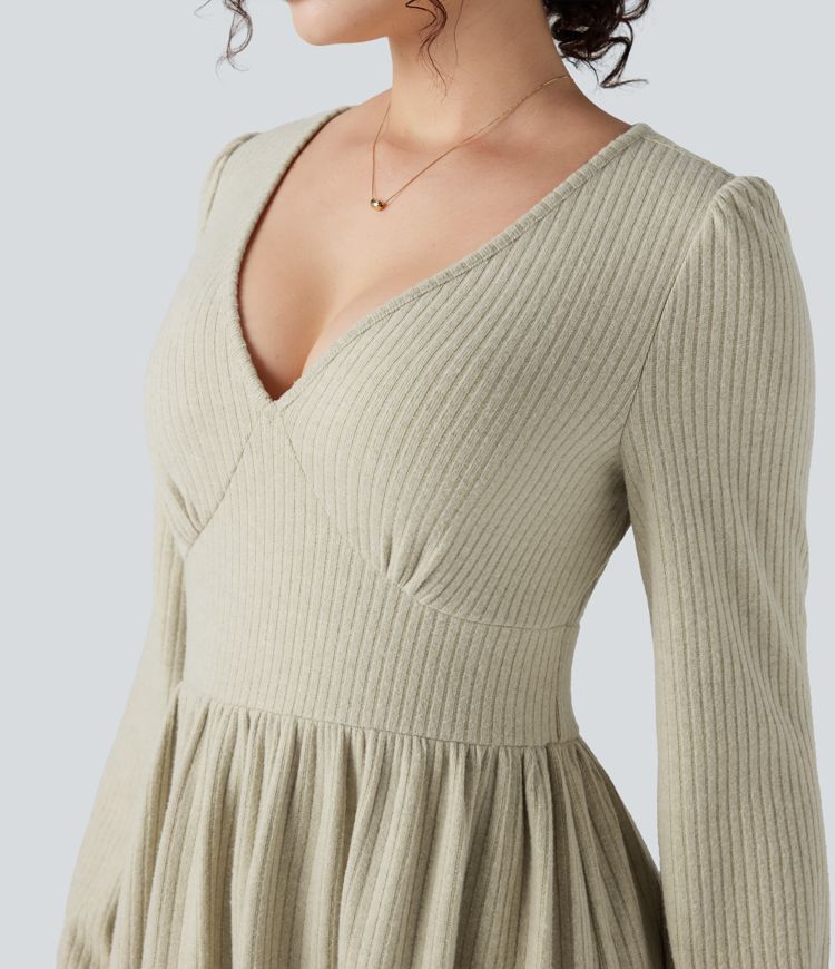 robe courte à col v en maille côtelée et ourlet volanté manches longues