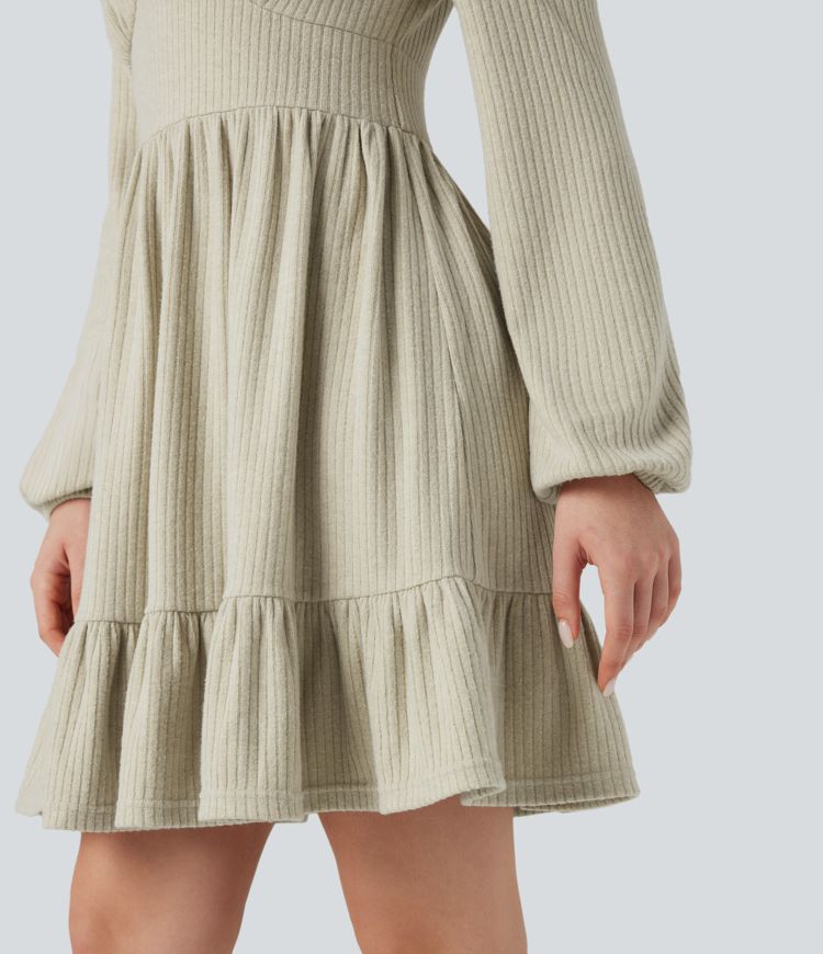 robe courte à col v en maille côtelée et ourlet volanté manches longues