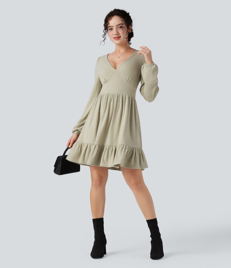 robe courte à col v en maille côtelée et ourlet volanté manches longues