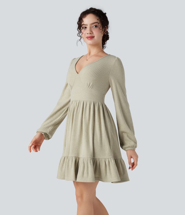 robe courte à col v en maille côtelée et ourlet volanté manches longues