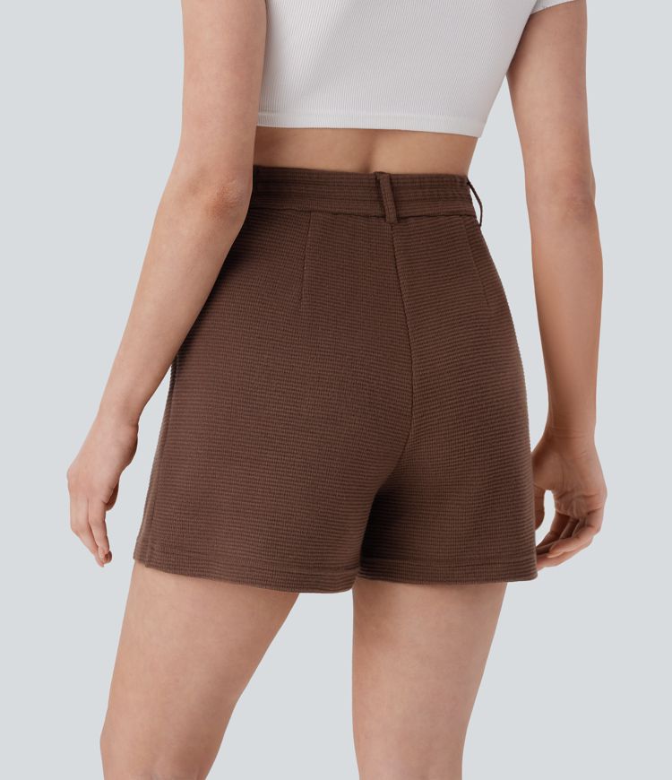 short décontracté à taille haute et poches en tissu gaufré