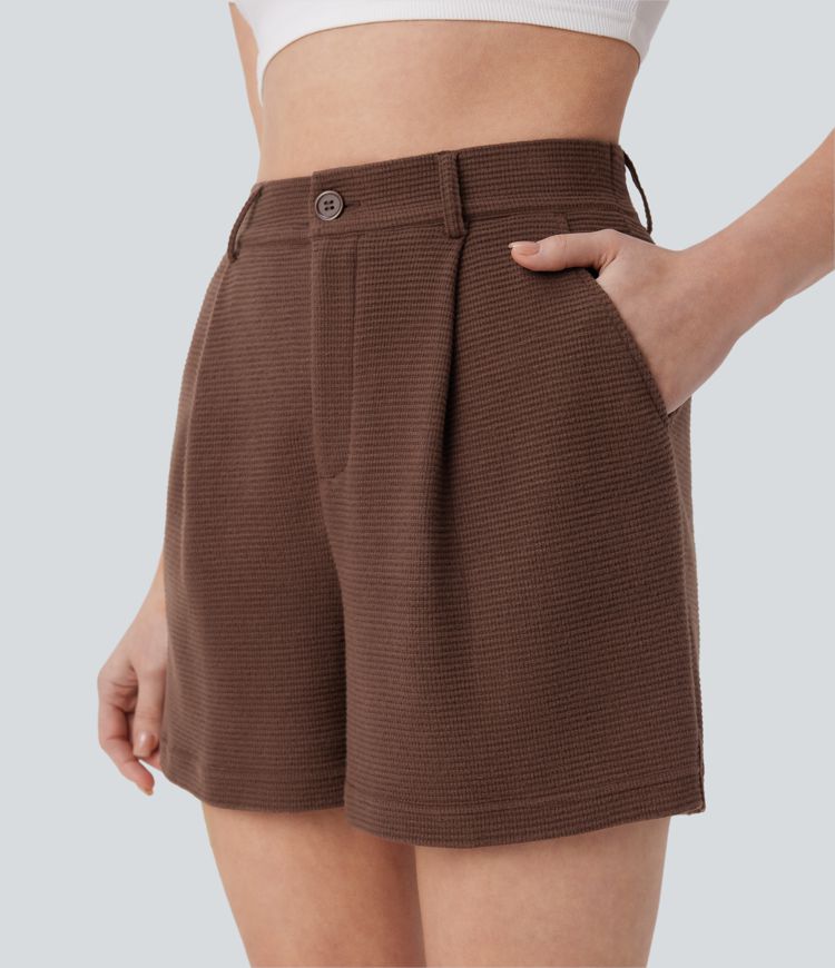 short décontracté à taille haute et poches en tissu gaufré