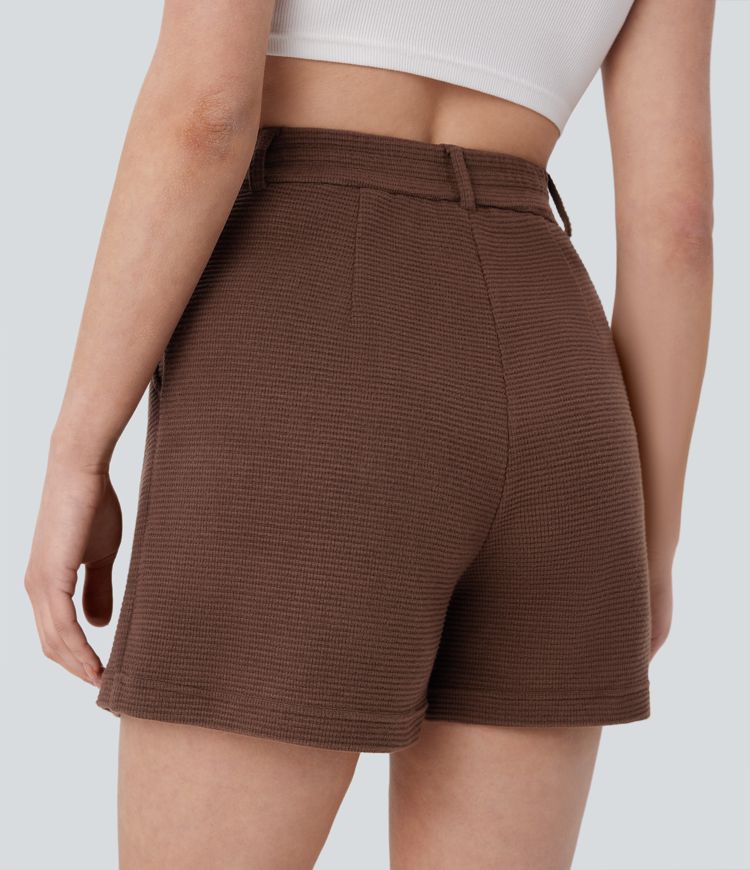 short décontracté à taille haute et poches en tissu gaufré