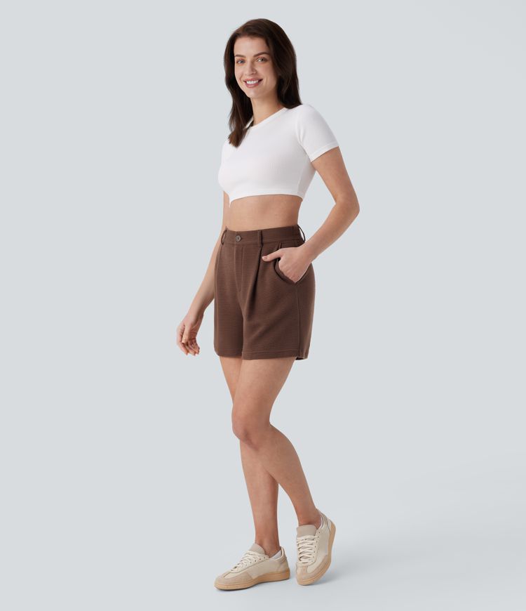 short décontracté à taille haute et poches en tissu gaufré