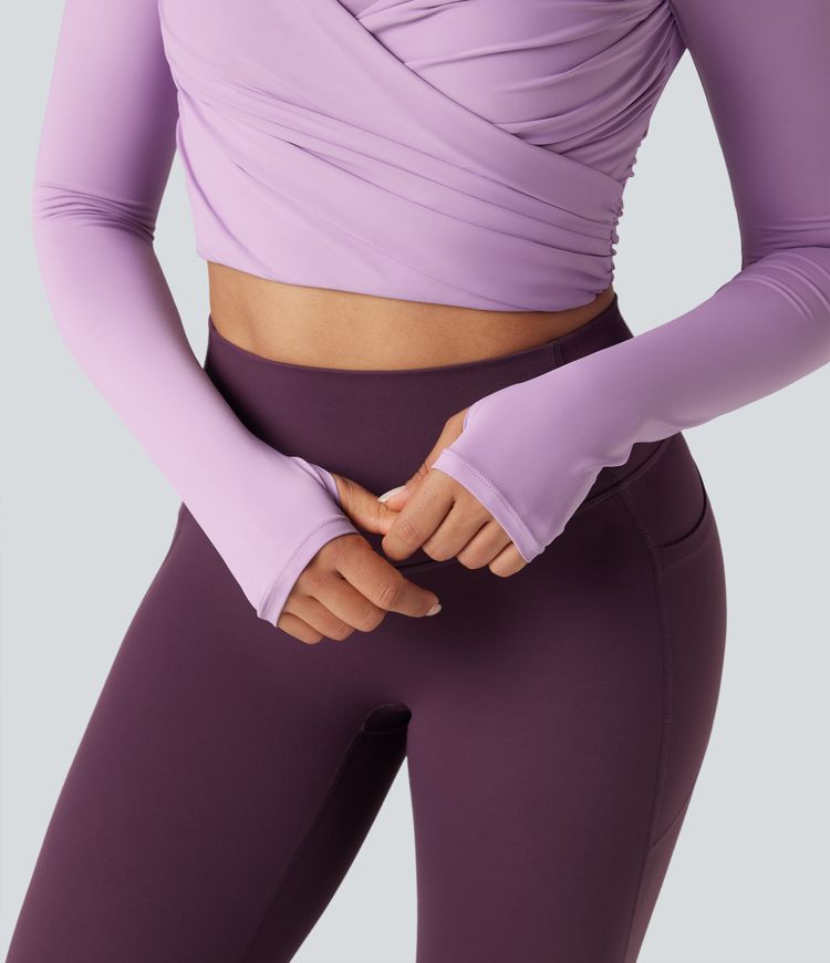 haut de yoga court et croisé push-up moulé et à encolure ronde manches longues et passe-pouces