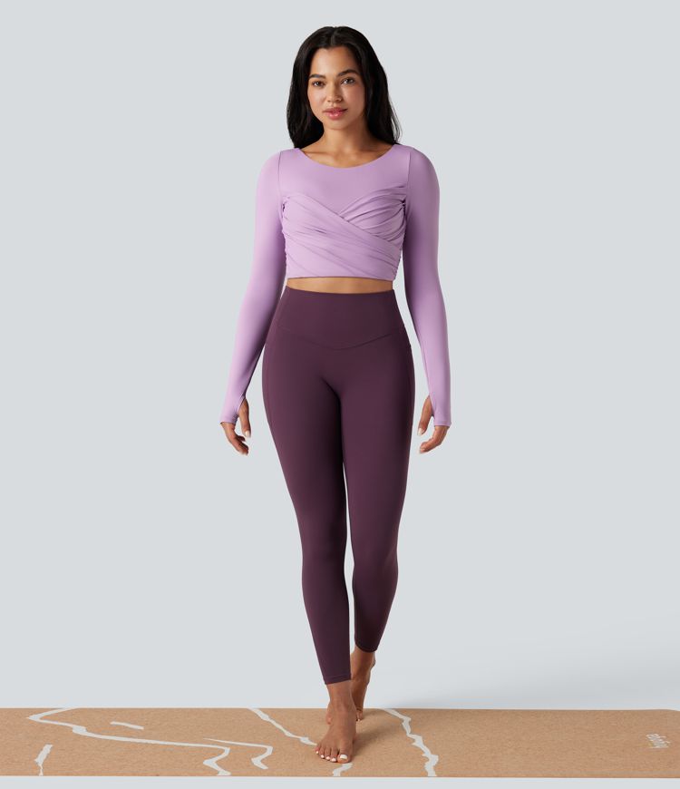 haut de yoga court et croisé push-up moulé et à encolure ronde manches longues et passe-pouces